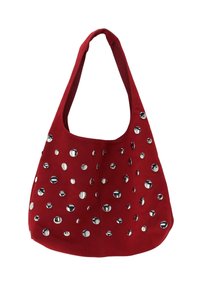 Rode suede schoudertas met een rondvorm, voorzien van zilverkleurige metalen studs in een verspreid patroon over het oppervlak.