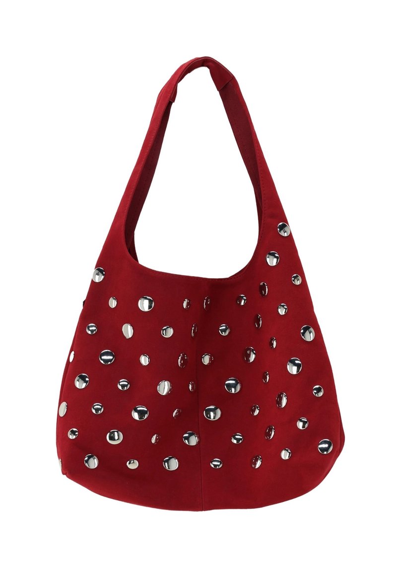 Rode suede schoudertas met een rondvorm, voorzien van zilverkleurige metalen studs in een verspreid patroon over het oppervlak.