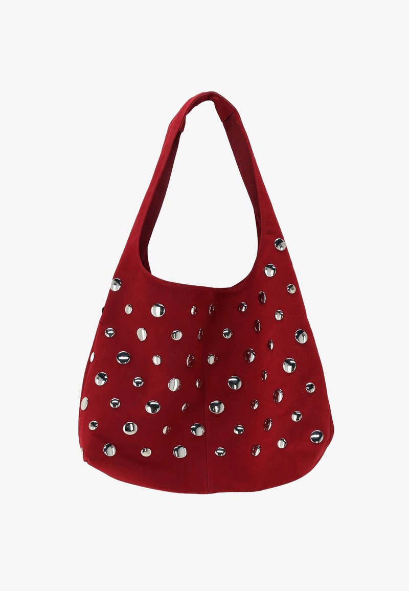 Rode suede schoudertas met een rondvorm, voorzien van zilverkleurige metalen studs in een verspreid patroon over het oppervlak.