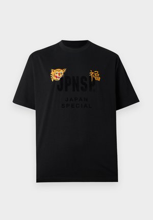 T-shirt noir à manches courtes avec un visage de tigre et un caractère japonais doré sur la poitrine, avec le texte « JPNSP? JAPAN SPECIAL » en dessous.
