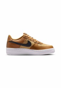 Sneakers Nike Air Force 1 mają górną część wykonaną z tanowego nubuku, ciemnoniebieski swoosh, biały środkowy pasek oraz perforowany czubek dla wentylacji.