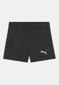 Zwarte sportshorts met een elastische tailleband, zijzakken en een contrasterend wit Puma-logo op de onderste voorkant. Gladde stoftextuur.