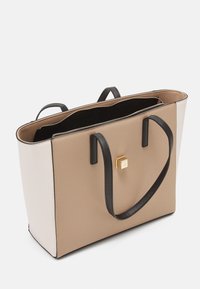 Borsa a tracolla beige e bianca con manici neri, dettagli oro, forma rettangolare, materiale testurizzato, chiusura con zip e interno aperto.