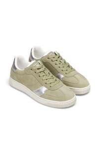 Baskets en daim vert avec des accents argentés, bout arrondi et semelle en caoutchouc blanc striée. Comprend des lacets plats et une doublure en textile pour le confort.