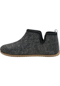 Chausson en feutre gris foncé à enfiler, bordure noire, coupe basse à la cheville et semelle texturée marron clair avec boucle de traction au talon.
