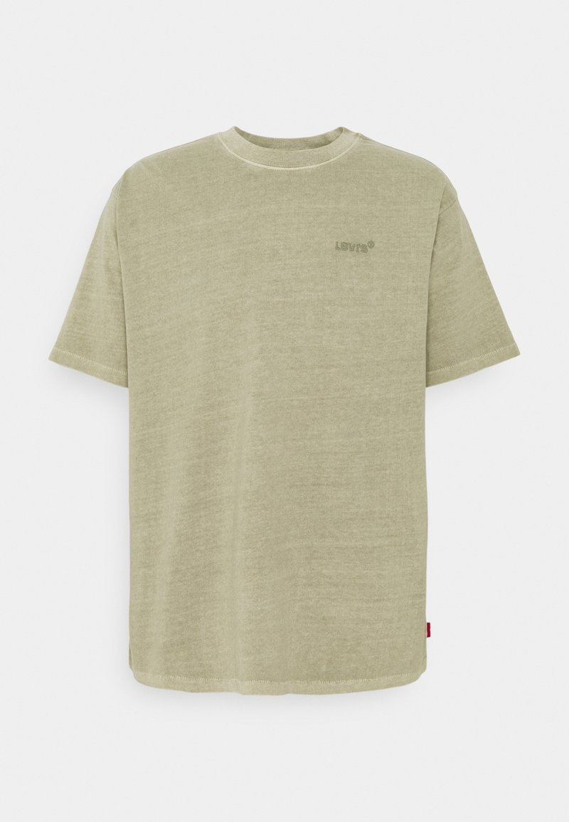T-shirt vert olive clair à manches courtes avec col rond, logo Levi's subtil sur la poitrine et petite étiquette rouge sur la couture latérale.