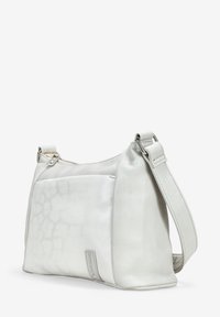 Bolso blanco de cuero cruzado con un acabado texturizado, que cuenta con un bolsillo frontal y una correa desmontable. Accesorios de hardware lisos completan el diseño.