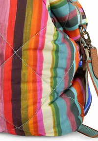 Sac matelassé aux rayures multicolores vives de largeurs variées. Comprend une fermeture éclair et des accents en cuir marron. Tissu texturé.