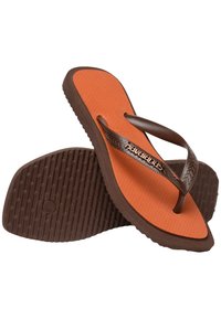 Tongs marron avec un semelle intérieure texturée orange, dotées d'une bride en caoutchouc marron et d'une marque. Semelle extérieure crantée pour une meilleure adhérence.