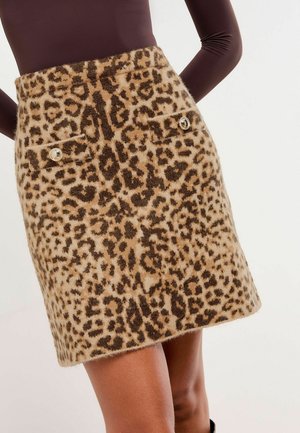 Leopardenmuster-Rock aus weichem Stoff, mit einer Farbzusammenstellung aus Braun und Beige, zwei vorderen Taschen mit Metallknöpfen und einer ausgestellten Form.