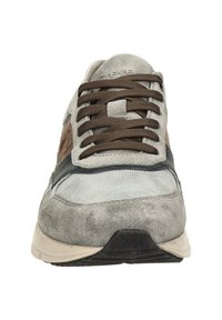 Sneaker met een mix van grijs suède en mesh, met bruine accenten en ronde veters. Witte rubberen zool met zwarte onderkant. Ontwerp met afgeronde neus.