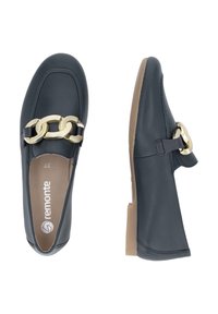 Mocassins pour femmes en cuir noir avec décoration chaîne dorée, semelle en caoutchouc couleur tan, une chaussure vue de dessus, l'autre de profil.