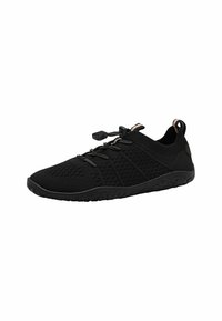 Scarpe da ginnastica nere con tomaia in rete testurizzata, fissate con lacci elastici e chiusura a toggle, e suola in gomma flessibile.