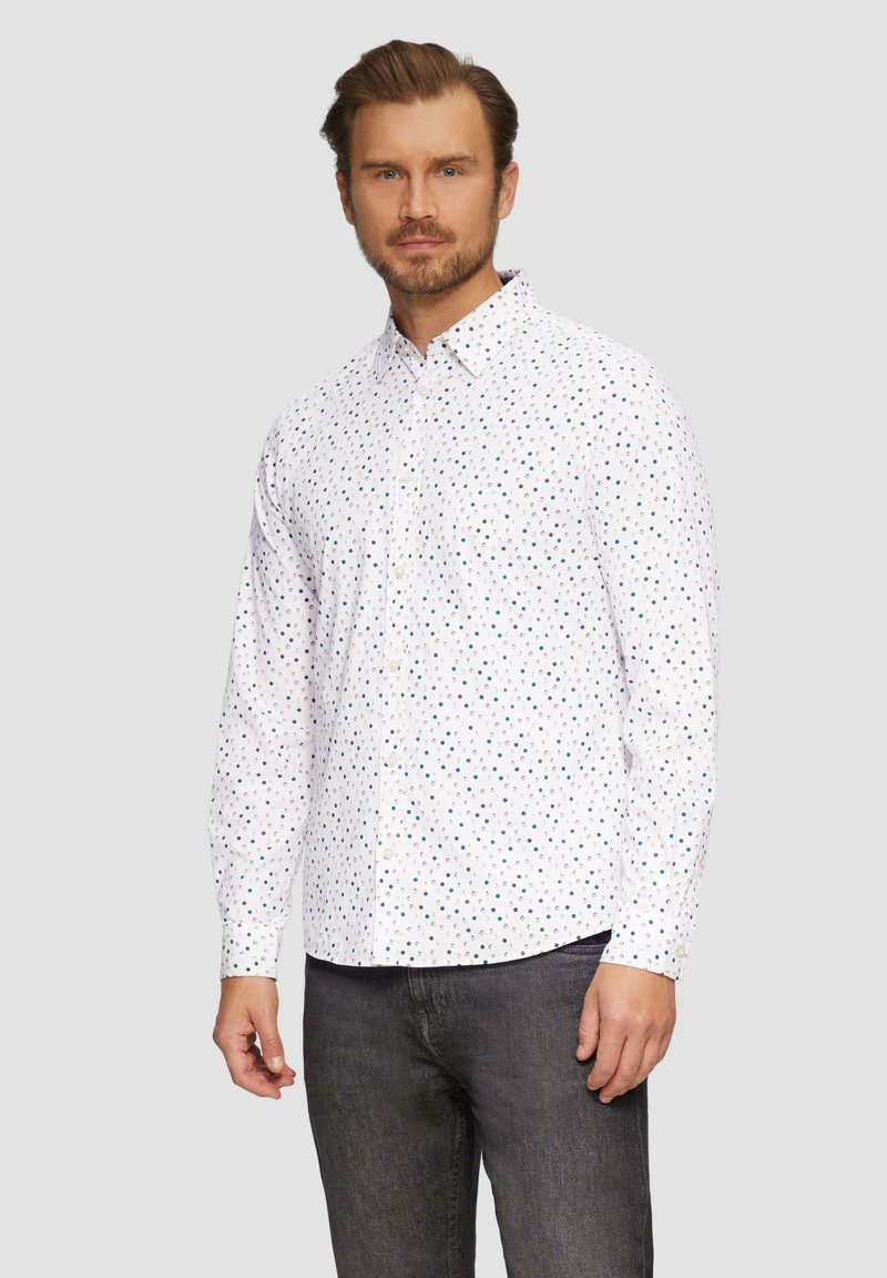Witte button-up shirt met een veelkleurig stippenpatroon, standaardkraag en lange mouwen, gemaakt van een gladde stof.