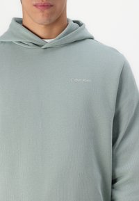 Calvin Klein ENLARGED BACK LOGO HOODIE - Majica s kapuljačom - slate gray