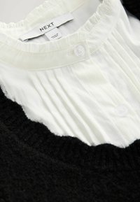 REGULAR FIT - RUFFLE NECK LAYER  - Bluza s gumbima - monochrome