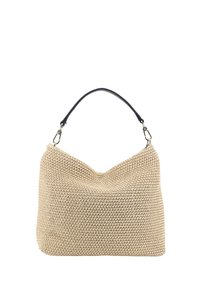 Beige geweven handtas met een enkele zwarte leren handgreep bevestigd met metalen klemmen op een witte achtergrond.