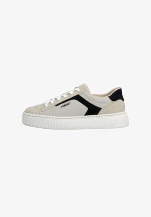 Zapatilla beige con parte superior de malla y detalles de ante en negro, con suela de goma blanca y textura contrastante. Diseño con cordones y detalle de logotipo.