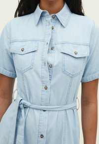 Stradivarius Farkkumekko - bleached denim