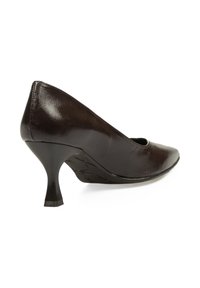 Zapato de tacón de cuero marrón con punta afilada y tacón bloque de altura media. Textura suave con detalles de costura sutiles.