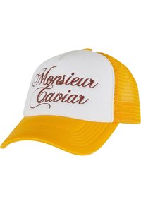 Sárga és fehér trucker sapka ívelt napellenzővel. Az elején hímzett "Monsieur Caviar" felirat található barna dőlt betűkkel.