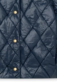 Tmavě modrá prošívaná bunda z lesklé látky, s diamantovým vzorem a zlatými druky na zapínání. Texturovaný a lehký design.