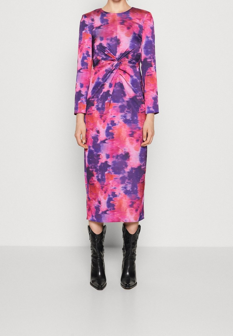 Robe moulante à manches longues avec un détail de nœud noué à la taille, dans des teintes de violet et de rose, avec une texture de tissu lisse et brillante.