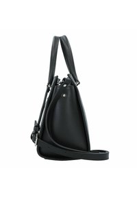 Borsa a mano in pelle nera con finitura testurizzata, caratterizzata da una forma triangolare unica, due manici superiori e una tracolla regolabile.
