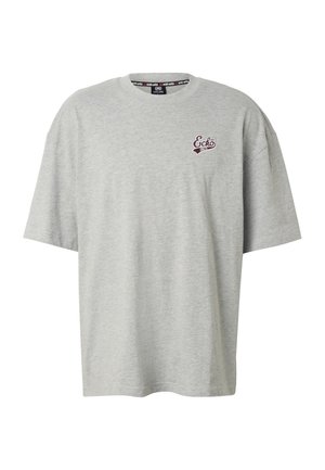 Világosszürke, rövid ujjú, kerek nyakkivágású póló kis bordó "Ecko" logóval a bal felső mellrészen.