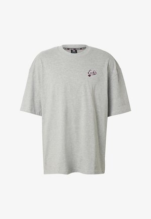 Lysegrå t-shirt med korte ærmer og rund hals, med lille mørkerød "Ecko"-logo på øverste venstre bryst.