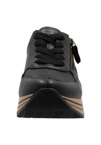 Schwarze Leder-Sneaker mit Schnürung und Reißverschluss, perforiertem Design an den Seiten, Gummisohle mit beigen Akzenten und gepolstertem Kragen.