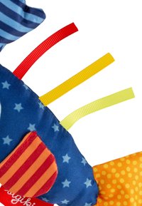 Giocattolo in tessuto blu decorato con stelle, motivi a righe arancioni e a pois, dotato di quattro etichette in nastri colorati rosso, giallo e verde chiaro.