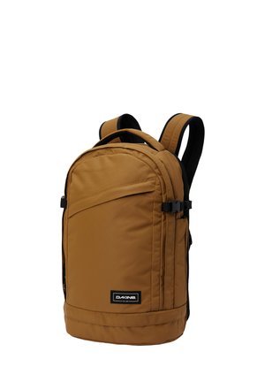 Mochila de tela color beige con una textura suave, cuenta con correas ajustables, un bolsillo frontal con cremallera y una etiqueta de logo negra en la parte inferior.