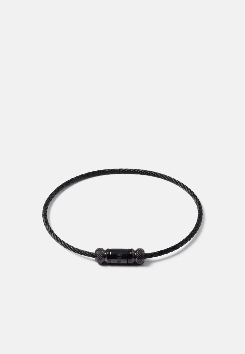 Pulseira de cabo preto com um design em metal torcido, apresentando um fecho cilíndrico em preto mate com realces texturizados.