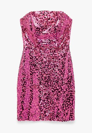 Trägerloses, kurzes pinkfarbenes Kleid, bedeckt mit glänzenden Pailletten, die eine schimmernde, strukturierte Oberfläche erzeugen.