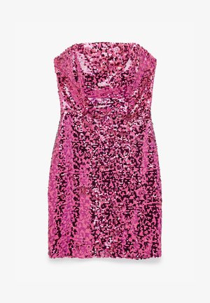 Trägerloses, kurzes pinkfarbenes Kleid, bedeckt mit glänzenden Pailletten, die eine schimmernde, strukturierte Oberfläche erzeugen.