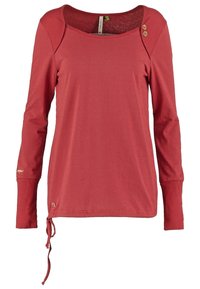 Röd långärmad skjorta med en texturerad, nätlik kropp, fasta ärmar, rundad halsringning och två dekorativa knappar på axeln.