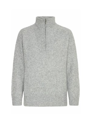 Sivi pulover s četvrtastim zatvaračem, pletena tekstura, opušteni kroj, visoki ovratnik, dugi rukavi, s rebrastim detaljima oko vrata i na rubovima.
