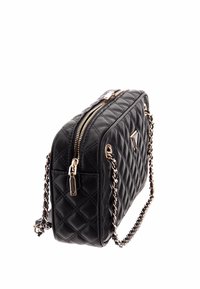 Borsa a mano in pelle nera trapuntata con forma rettangolare, tracolla in catena dorata, doppia cerniera e una piccola placca con logo sul davanti.