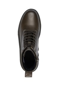 Tmavě hnědé kožené šněrovací boty s bočním zipem a poutkem, pohled z výšky na bílém pozadí.