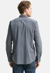 Gestreiftes Hemd mit Knopfleiste in Blau und Weiß, aus gewebtem Stoff, mit Kragen, langen Ärmeln und geschwungenem Saum.