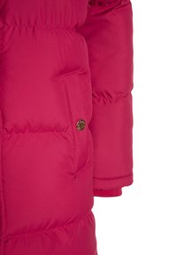 Lyserød polstret jakke med en tekstureret overflade. Har en sidelomme med en metallic knapdetalje. ærmerne er strikkede for en tætsiddende pasform.