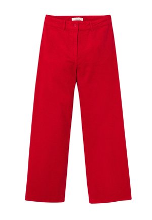 Pantalons larges rouges en velours côtelé, avec une texture lisse, une fermeture à bouton et des poches avant, présentant un design épuré et minimal.