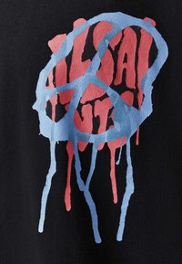 Must mustriga, millel on suur, tilkuv graafika. Disain sisaldab punaseid tähti ja helesinist rahusümbolit tilgutatuna taustal.