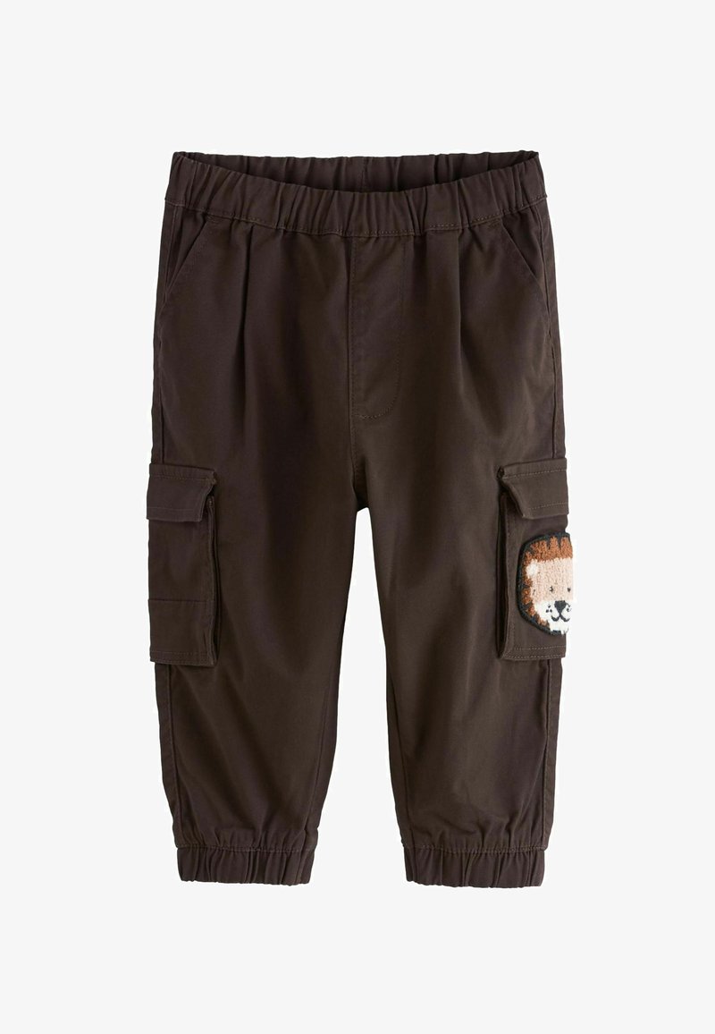 Brune cargo bukser med elastisk talje, to sidelommer og et løveansigt-patch på venstre ben. Fremstillet af letvægtsstof.