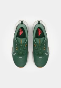 Nike Performance JUNIPER - Løbesko trail - fir/light silver/desert ochre/bright crimson/clay green/college grey