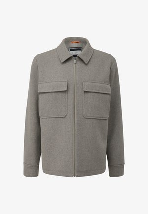 Szara kurtka z wełny z zamkiem błyskawicznym z przodu, z wyraźnym kołnierzem i dwiema kieszeniami na piersi. Posiada subtelną teksturę oraz pomarańczowy akcent wewnętrzny.