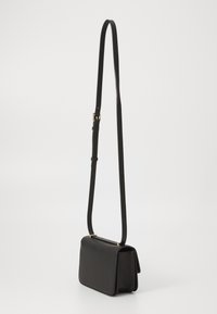 Borsa a tracolla nera in pelle con forma rettangolare, tracolla regolabile, dettagli in metallo dorato e superficie liscia.