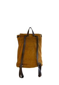 Brązowy plecak z zamszu z skórzanymi paskami, projekt z rolowanym zamknięciem, przednia kieszeń i metalowe akcenty. Miękka tekstura i prosta budowa.