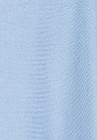 Helles blaues Strickgewebe mit einer strukturierten Oberfläche, die horizontale Rippen zeigt. Weiches Aussehen mit einer einheitlichen Farbe und ohne sichtbare Muster.